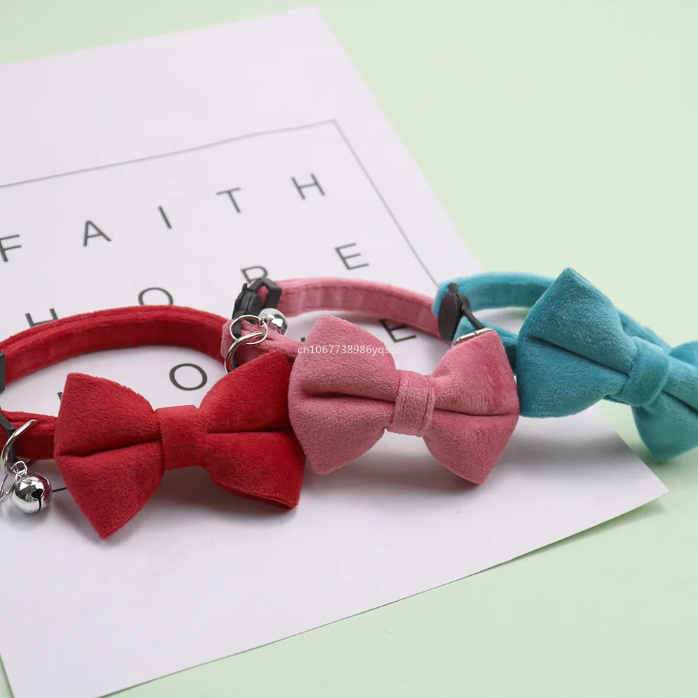 Collier en velours avec clochette et nœud papillon pour chat