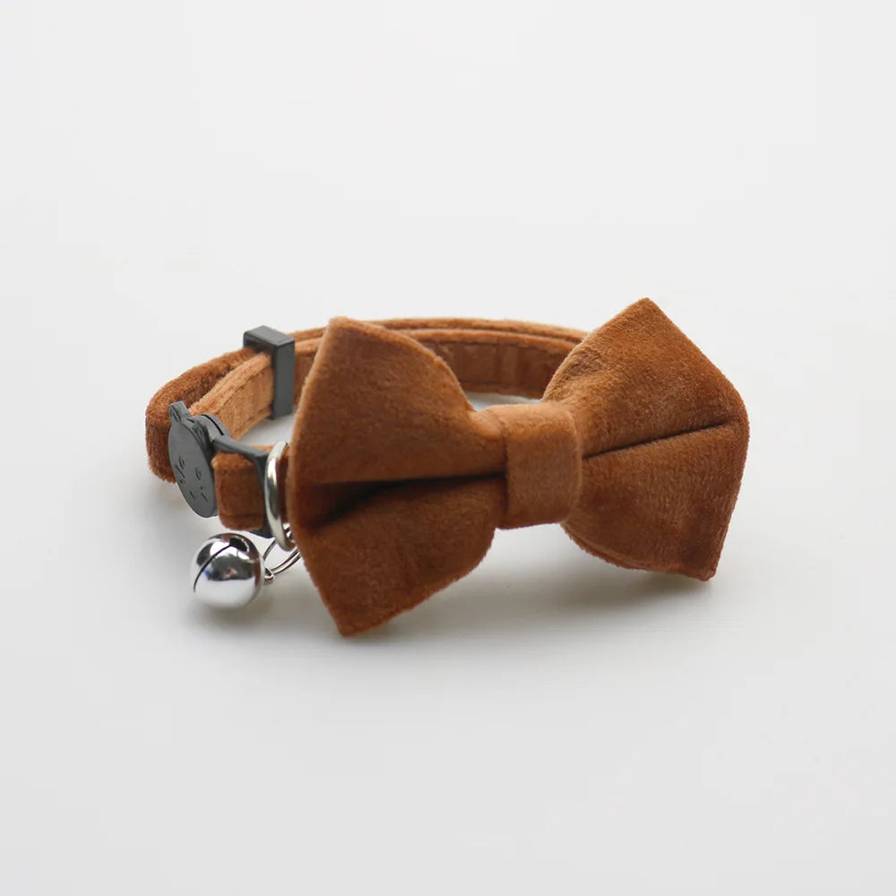 Collier en velours avec clochette et nœud papillon pour chat