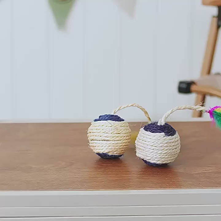 Balle en sisal avec plume pour chat
